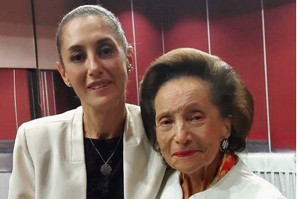 Senadora Ifigenia Martínez, economista de la UNAM, veterana de la corriente democrática junto con Cárdenas en toma de posesión presidencial de Sheinbaum