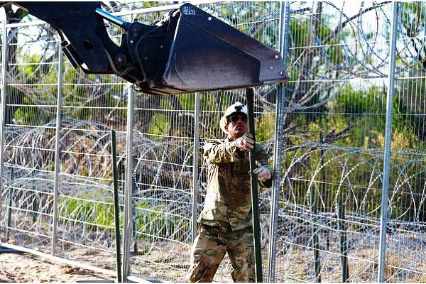 Texas instaló una tercera barrera de alambre de navajas en el río Bravo (o Grande), en la frontera con México, en Ciudad Juárez, pese a orden federal