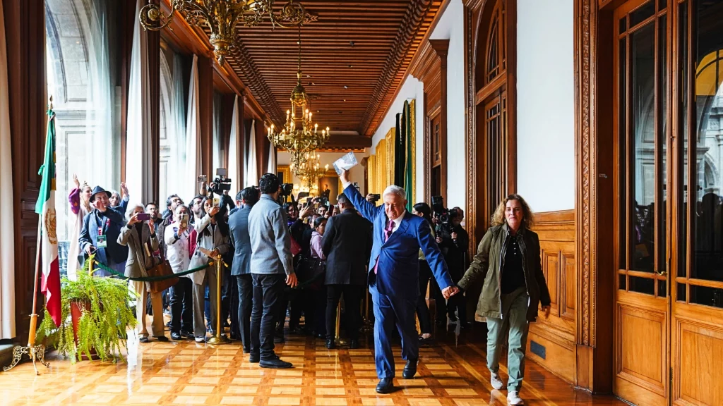 El presidente AMLO dio su última conferencia de prensa matutina y develó su pintura en el pasillo de los presidentes en Palacio Nacional.