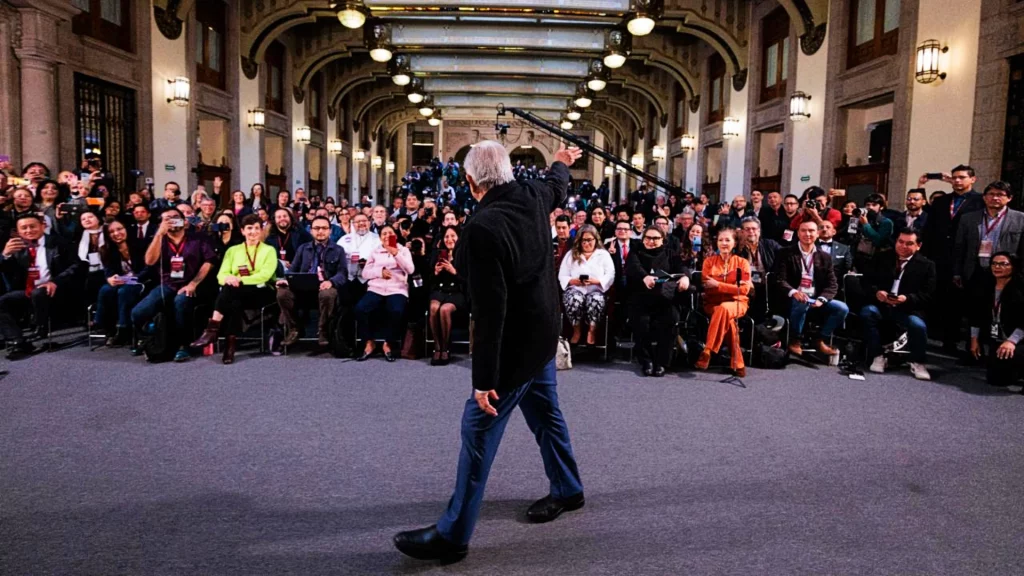 El presidente AMLO dio su última conferencia de prensa matutina y develó su pintura en el pasillo de los presidentes en Palacio Nacional.