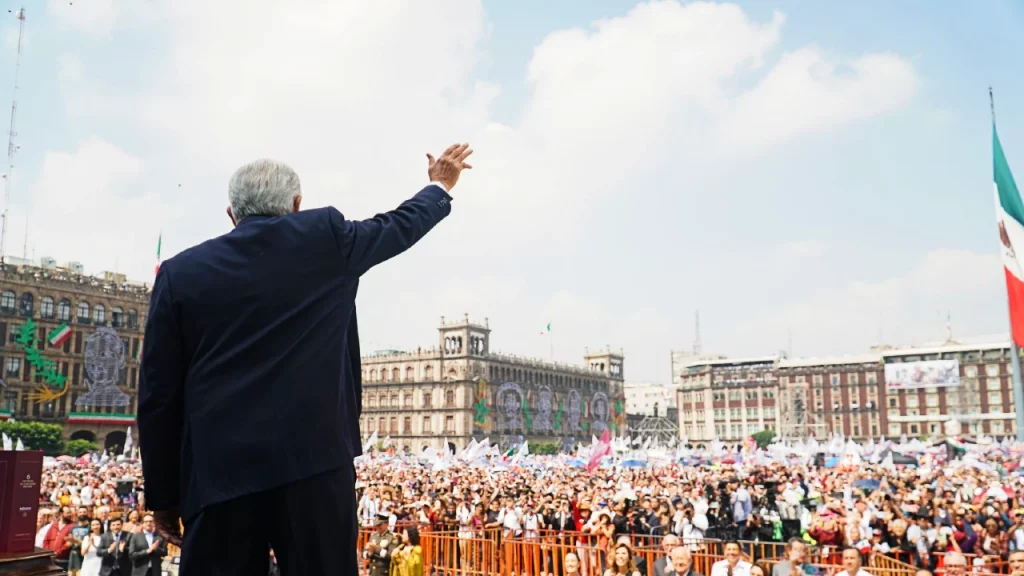 El presidente AMLO pidió a los asistentes opinar sobre si se debe o no votar por los jueces, magistrados y ministros en una votación a mano alzada