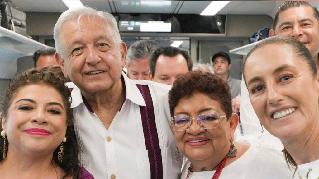 AMLO y Claudia Sheinbaum dan el banderazo de salida al Tren P’atal, este emblemático proyecto que conecta el sureste mexicano.