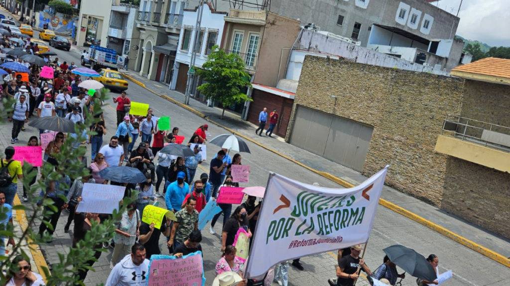 
Jóvenes de más de 90 universidades públicas y privadas marchan en apoyo a la Reforma Judicial que impulsa el presidente AMLO.
