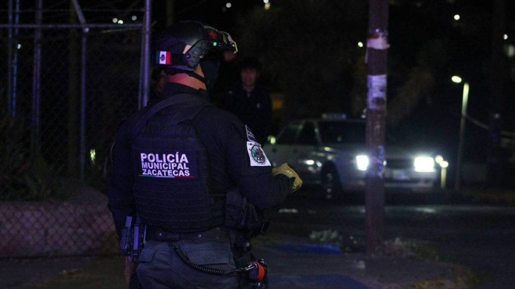 Policías de Zacatecas se enfrentaron a balazos en contra de presuntos delincuentes, lo que dejo varios heridos y al menos dos personas detenidas. 