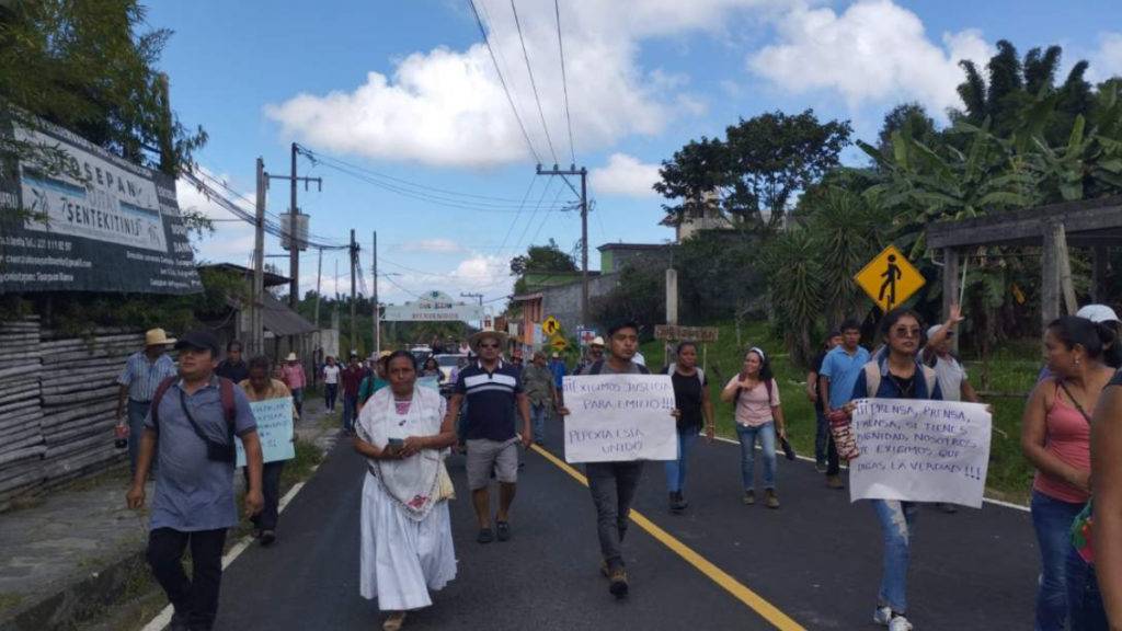 Decenas de personas se movilizaron en Cuetzalan, en la Sierra Norte de Puebla, para protestar por el feminicidio de una menor de 16 años. 