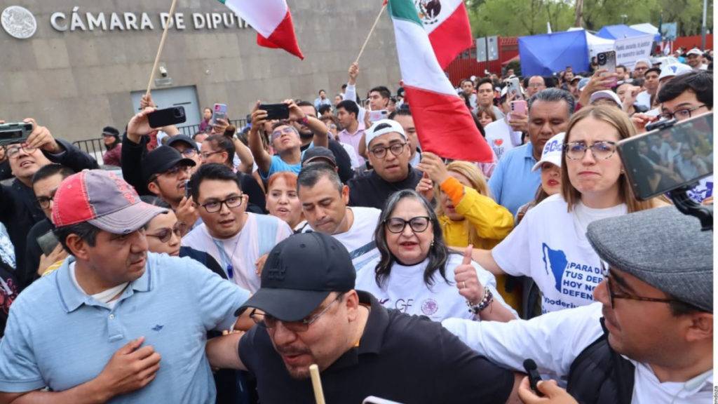 La Ministra presidenta de la SCJN, Norma Piña, se unió brevemente a las protestas en contra la Reforma Judicial que se discute en el Senado de la República. 