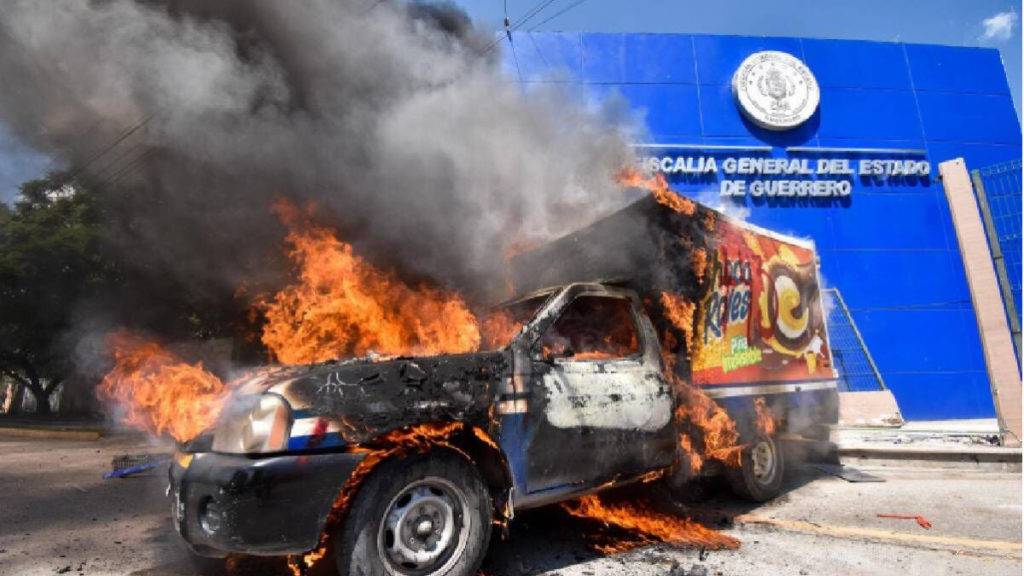 Normalistas quemaron tres vehículos y detonaron explosivos en protesta frente al Congreso de Guerrero por la desaparición de los 43. 