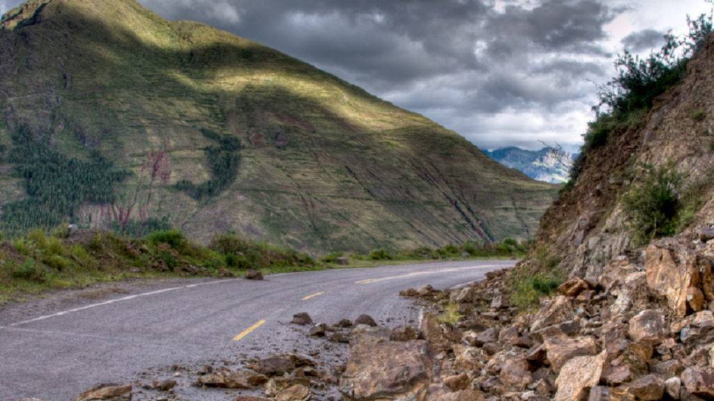 Sin reportes de heridos, pero con viviendas y vehículos dañados, Protección Civil monitorea la zona tras el derrumbe en Cuernavaca.