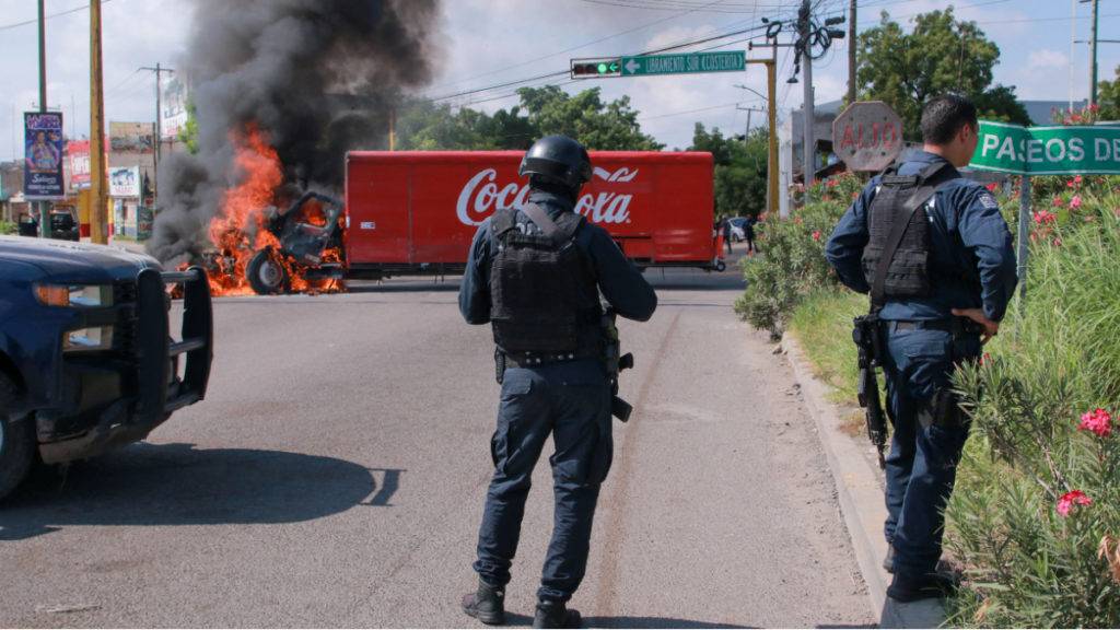 Fuerzas armadas detienen a 30 personas y reportan dos militares muertos mientras intentan recuperar el control en Culiacán, Sinaloa.