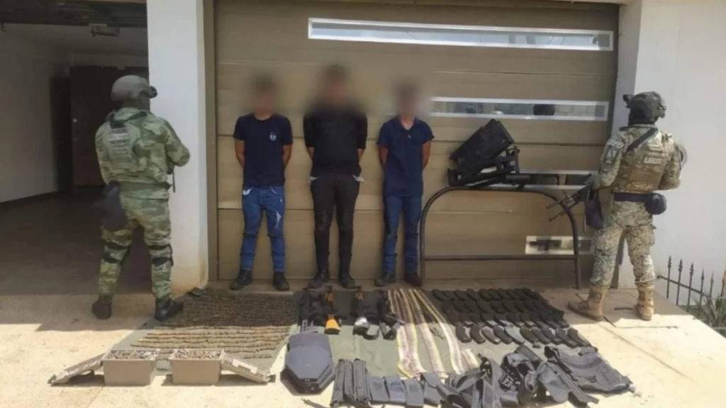 La Secretaría de la Defensa Nacional aseguró armas y equipo táctico en una operación que desmanteló a la banda en Chiapas. 