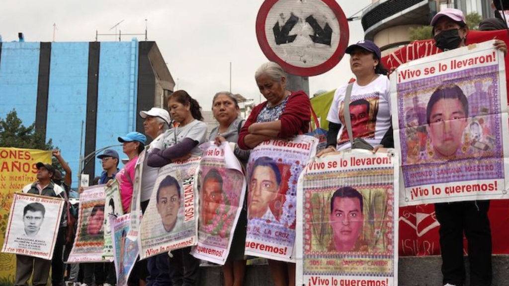 Padres y madres de los 43 normalistas de Ayotzinapa denuncian exigen la aparición de sus hijos a 10 años de los sucesos en Iguala, Guerrero. 