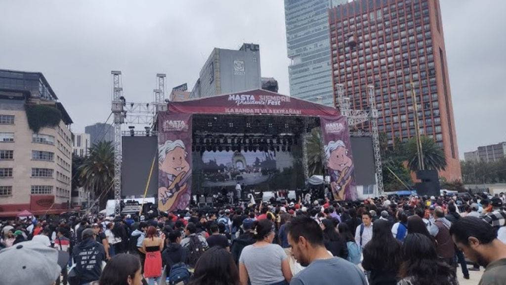 Con ritmos de ska, rap y rock, así como espectáculos de lucha libre, simpatizantes celebraron el legado de AMLO con el evento "Hasta Siempre Presidente".