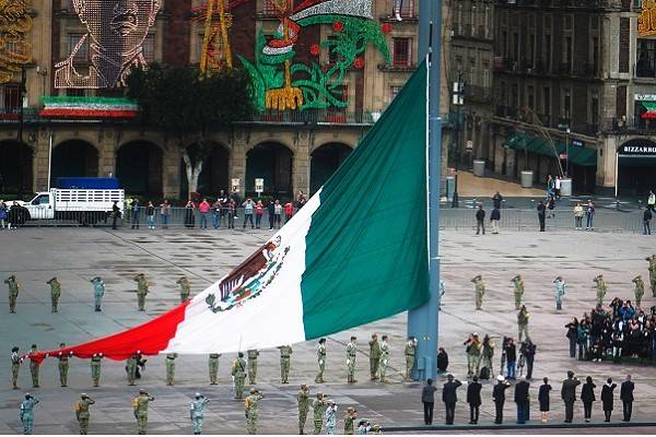 Bandera a media asta. Minuto de silencio en acto solemne de AMLO por las víctimas de sismos de septiembre en México. Dia Nacional de Protección Civil.