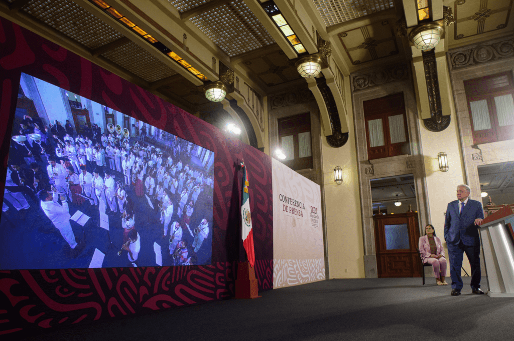 Poner en alto la Justicia, la Libertad, la Independencia, hacer reconocimientos a los pueblos indígenas, a los migrantes. No dejen de asistir: AMLO