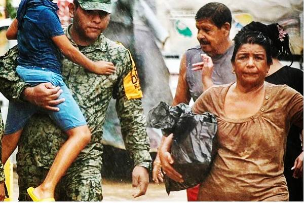 Huracán John afectó poblaciones de Costa Chica, Costa Grande y Acapulco. Posteriormente tocó tierra nuevamente en Michoacán, en Aquila. Apoyo: AMLO