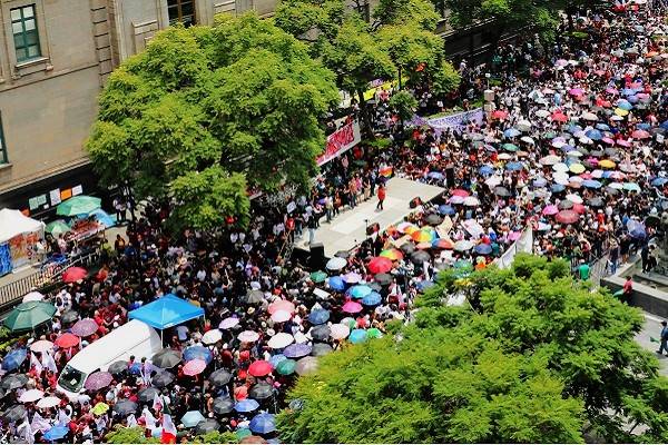 "Jóvenes estamos a favor de una reforma al Poder Judicial, porque las escaleras se barren de arriba hacia abajo", miles se congregan en Suprema Corte