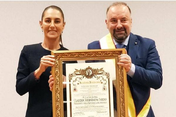 A Sheinbaum premio otorgado a personalidades que se distingue por su "particular vocación de paz y de igualdad, de amor hacia el prójimo"