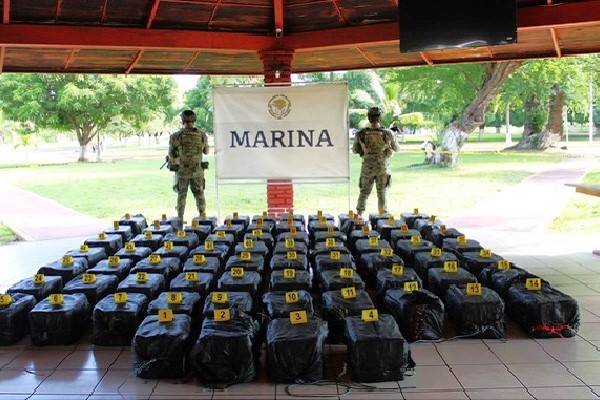 Patrulla oceánica de la secretaría de Marina localizó mil 480 paquetes tipo ladrillo en 74 bultos flotantes cercano a costas de Michoacán. 