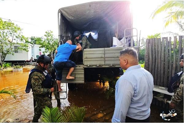 Ante huracanes se aplica planes de rescate y prevención por fuerzas armas de México. Se atiende emergencias, árboles caídos hasta auxilio a embarcaciones