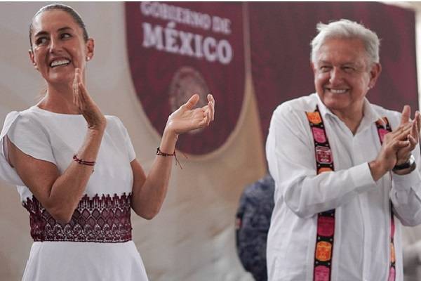 Con AMLO se regularizaron los predios de 80 mil familias. En Quintana Roo entrega títulos a mil 600 familias de colonia Solidaridad