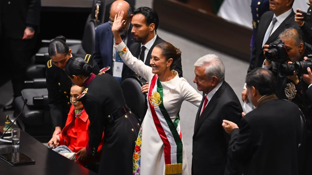 "a partir de hoy, la presidenta Constitucional de los Estados Unidos Mexicanos" reiteró la mandataria nacional, Claudia Sheinbaum, en su mensaje al pueblo.