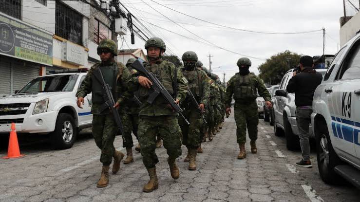 Suspensión de derechos, toque de queda y apoyo militar para enfrentar al crimen organizado en zonas estratégicas de Ecuador.