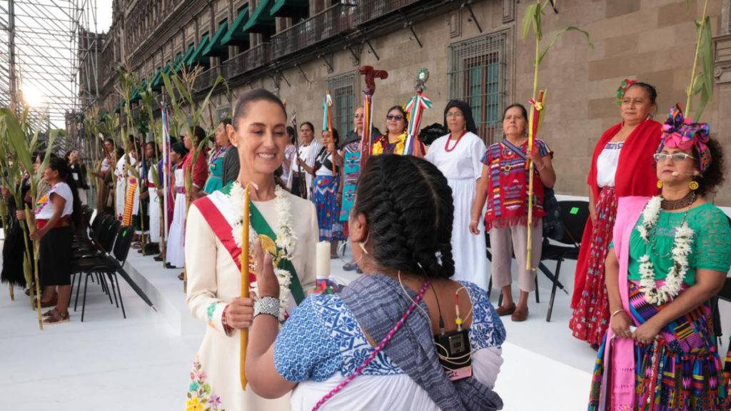 Claudia Sheinbaum hace historia como la primera mujer en asumir la presidencia de México, reforzando su compromiso con la igualdad y la justicia. 