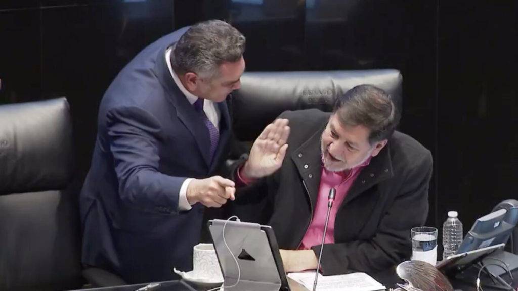  Durante la Declaratoria de Constitucionalidad, el clima de tensión entre los senadores Gerardo Fernández Noroña y "Alito" Moreno.  