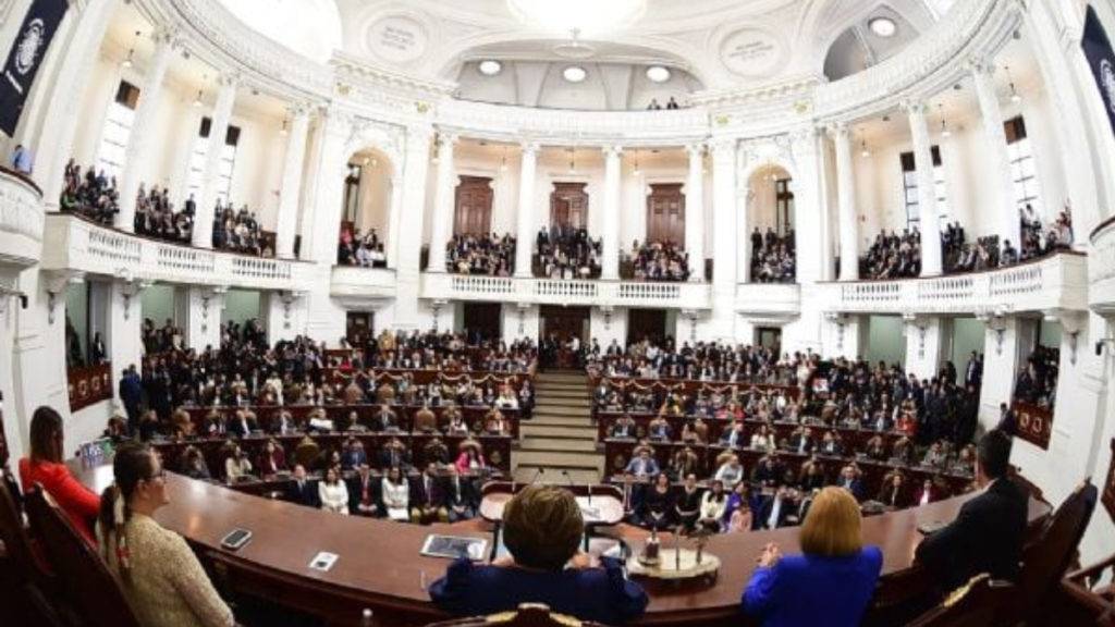 Entre porras los nuevos alcaldes de Morena y la alianza PAN-PRI-PRD asumen su responsabilidad en una sesión solemne en el Congreso de la CDMX.