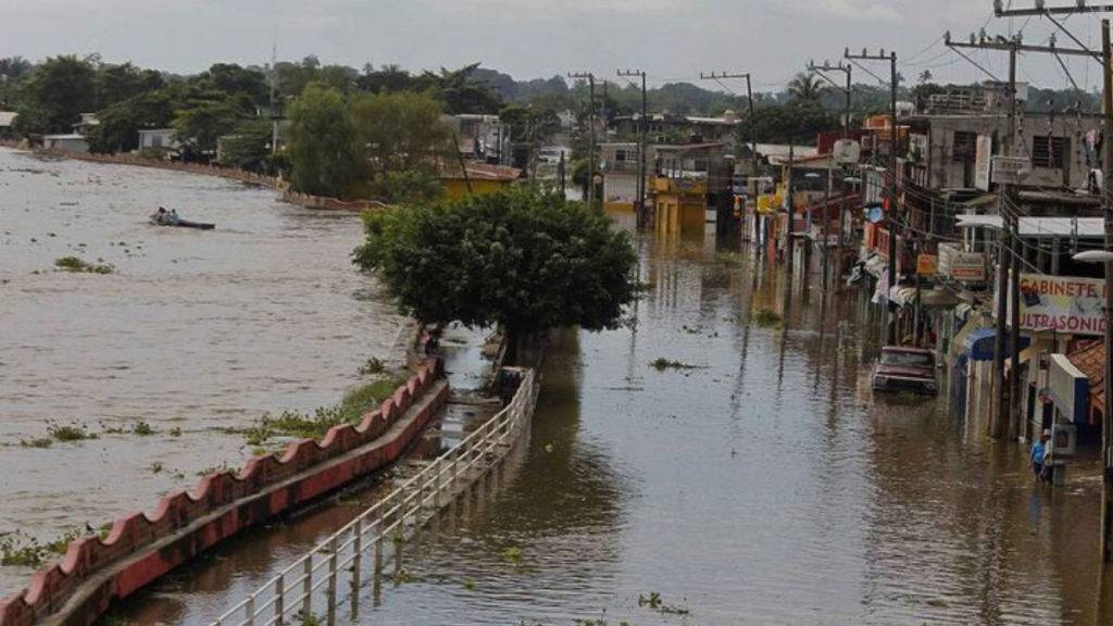 Brigadistas trabajan en el rescate de bienes, mientras Conagua alerta sobre más desbordes en los próximos días en el sur de Veracruz.