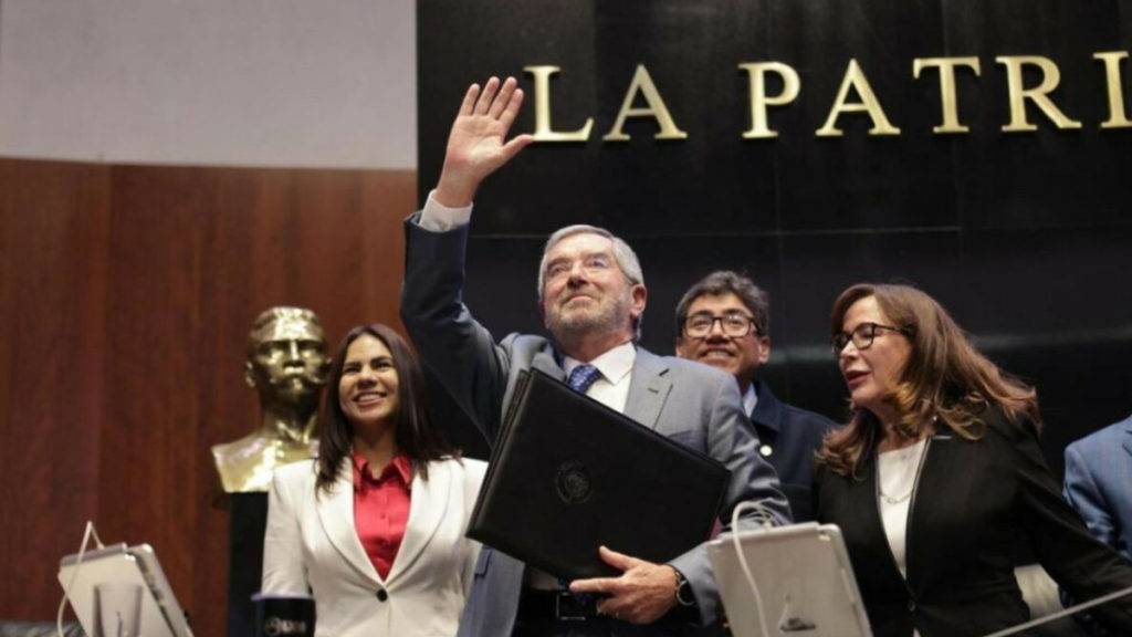 Juan Ramón de la Fuente es ratificado como titular de la SRE y refuerza la ayuda a mexicanos en Florida ante el huracán Milton.