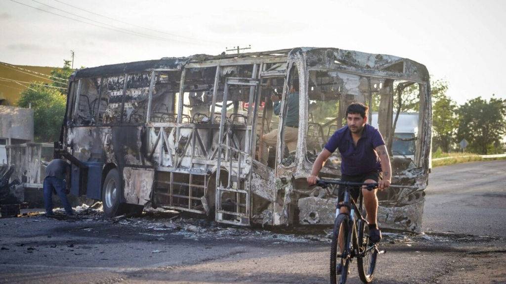 Civiles armados sembraron el caos en Culiacán con bloqueos, quema de vehículos y saqueos, mientras continúa la disputa entre los criminales. 