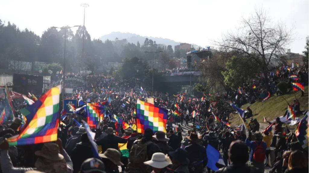 Los seguidores del expresidente Evo Morales bloquean carreteras en defensa de su líder, quien enfrenta acusaciones de trata de personas y corrupción, .