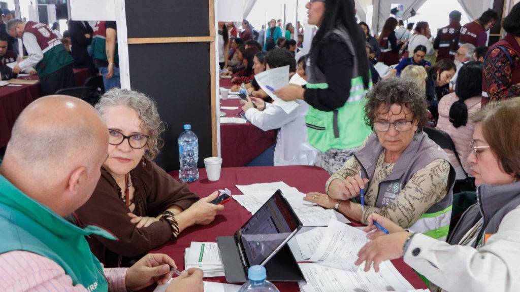 Clara Brugada y su equipo de secretarios abordaron 2 mil 900 solicitudes ciudadanas en una jornada dedicada a la atención directa.