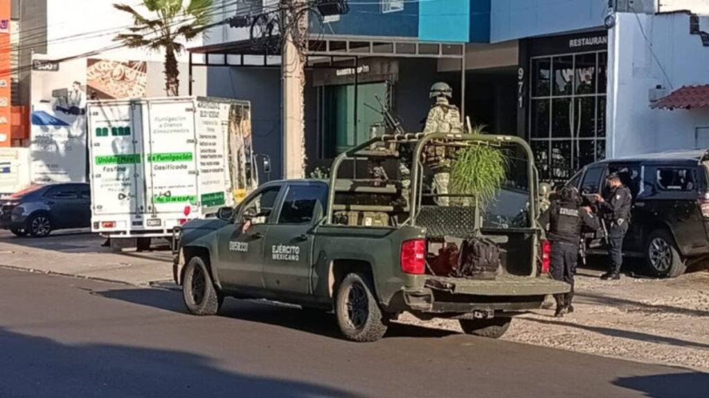 Diversos ataques armados en Culiacán, Sinaloa, dejan un militar herido y varios lesionados en diferentes puntos de la ciudad.