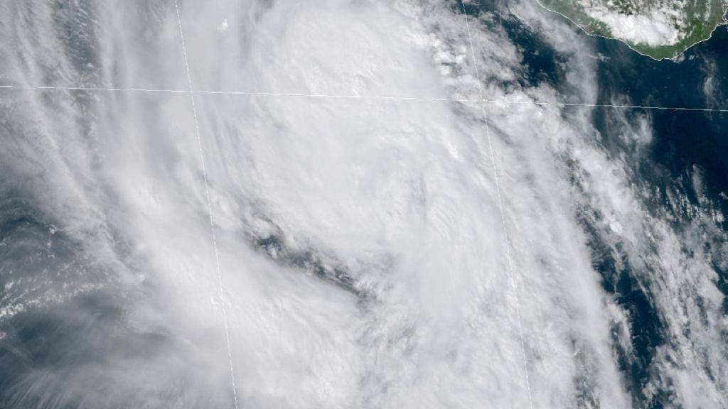 La tormenta tropical Kristy afecta el litoral del Pacífico y provoca lluvias intensas en Guerrero, Michoacán y otros estados. 