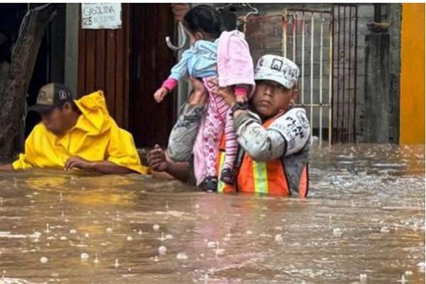 Desbordamiento del río Las Nutrias en Juchitán, afectadas más de 2 mil personas que tuvieron que ser evacuadas a albergues temporales en Oaxaca