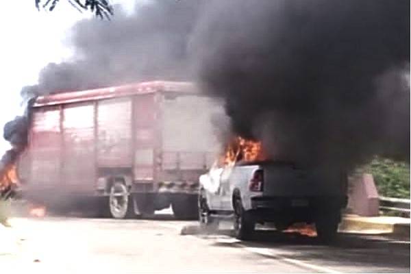 Tiendas y automóviles incendiados, ponchallantas y un ataque a balazos en donde resultaron levemente heridos dos uniformados en Tabasco