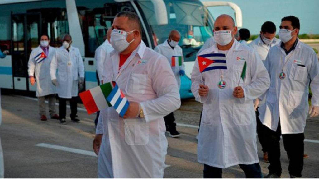 Como parte de un convenio México-Cuba, más de 2,700 médicos brindarán atención en zonas rurales y hospitales comunitarios del país.