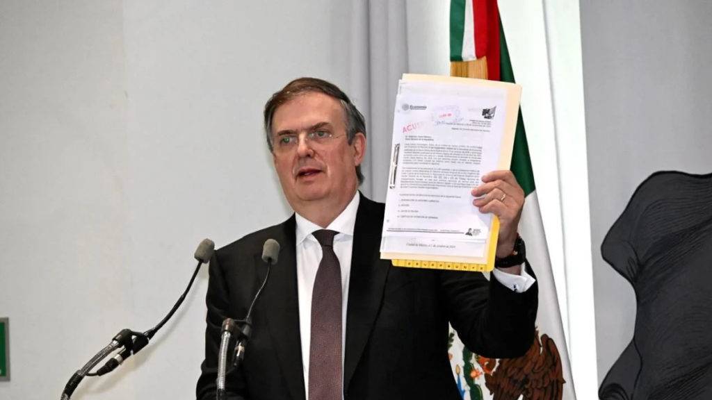 El operativo aseguró 121 mil piezas ilegales valoradas en 7,5 millones de pesos, mientras que Marcelo Ebrard señala que continuarán los operativos. 