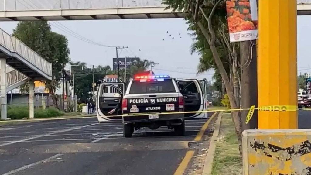 Un comando de sicarios ingresó un hospital en Atlixco para ultimar a un paciente y en la huida, asesinaron a dos policías municipales.