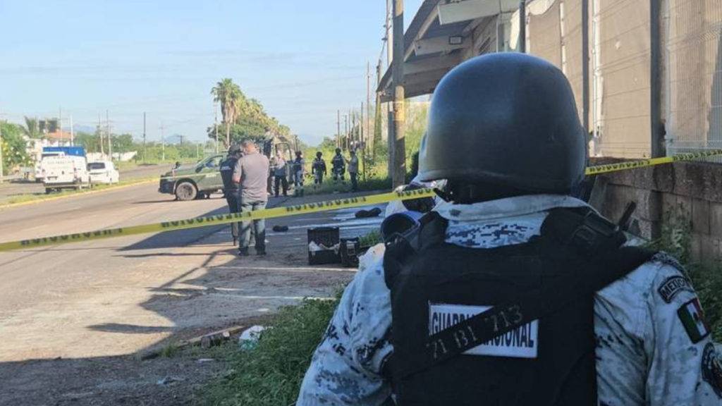 Diez detenidos, armas aseguradas y narcomantas señalan la captura de uno de los principales operadores de La Mayiza en Culiacán.