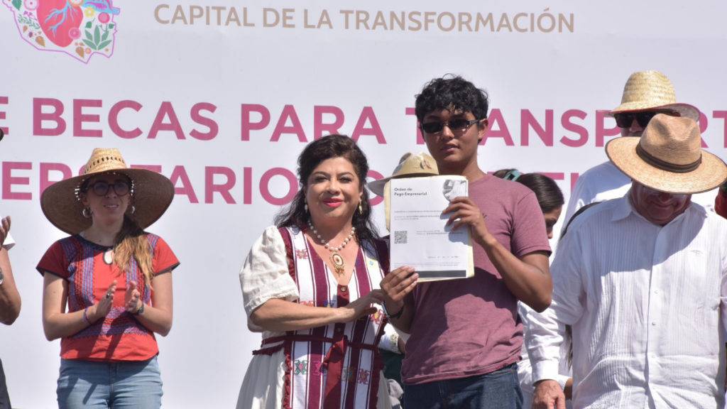 Clara Brugada Molina entrega apoyo bimestral de $1,500 pesos a estudiantes de universidades públicas de la Ciudad de México.