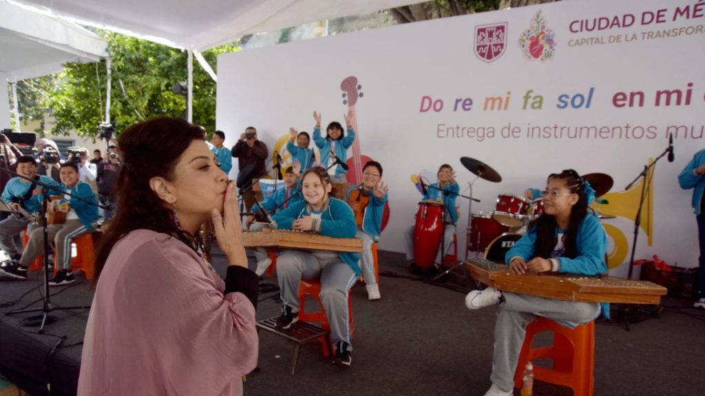 “Si aprenden a tocar instrumentos, no tocarán una pistola”, afirmó Clara Brugada ante estudiantes del Centro Histórico.