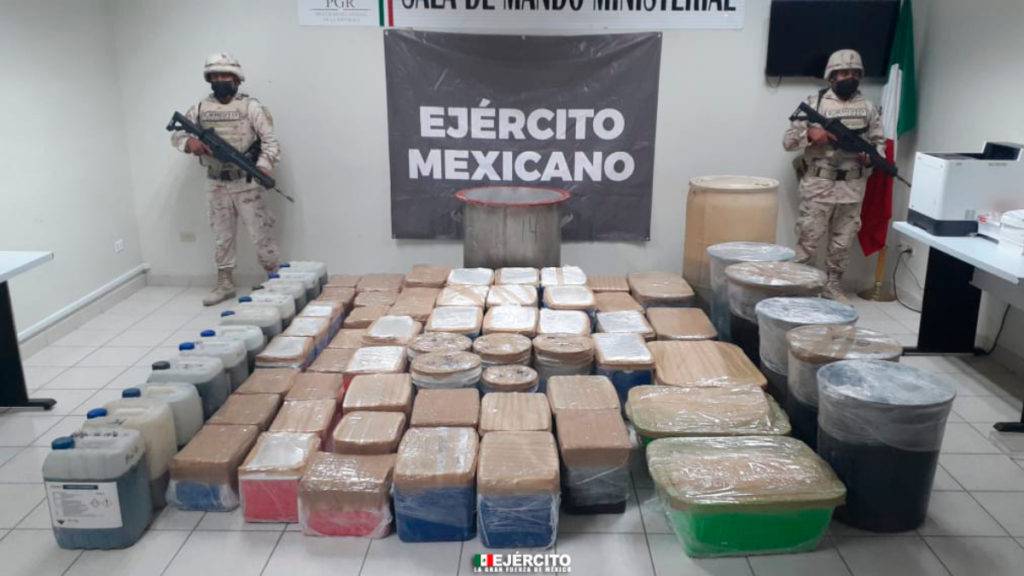 Las autoridades federales aseguraron 174 kilos de metanfetamina y capturaron a tres miembros de Los Salazar tras operativos en Sonora.