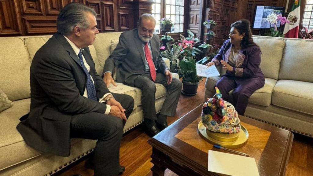 La jefa de Gobierno Clara Brugada se reunió con Carlos Slim y Francisco Cervantes para dialogar sobre el futuro económico de la Ciudad de México.