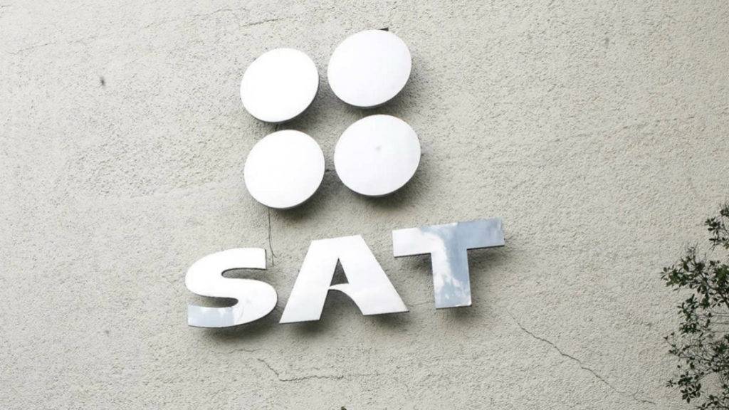 Los exfuncionarios del SAT son acusados de dañar al fisco federal por 172 millones de pesos mediante documentos falsos y abuso de funciones.