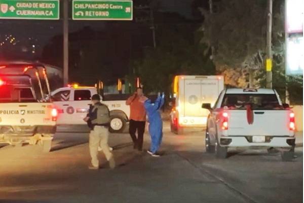 Cuerpos localizados en una camioneta abandonada al inicio de la Autopista del Sol. Se presume son los comerciantes de Chautipan desparecidos en El Epazote