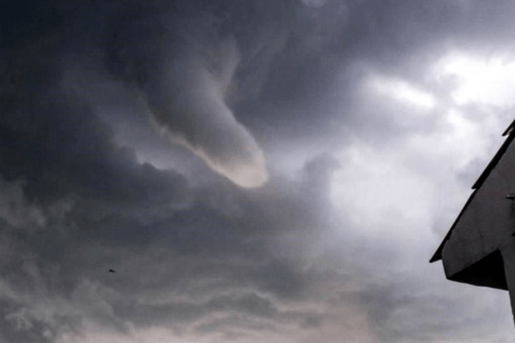 Nube de embudo son tornados pequeños y relativamente débiles que se originan luego de la lluvia por aire de altura frío. Como el de Mérida