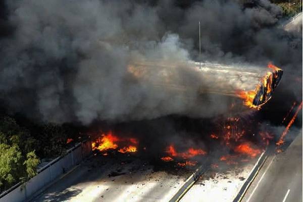 Densa columna de humo visible a 20 km a la redonda. Accidente con pipa de Pemex en caseta de peaje hacia Madín. Desalojan viviendas aledañas